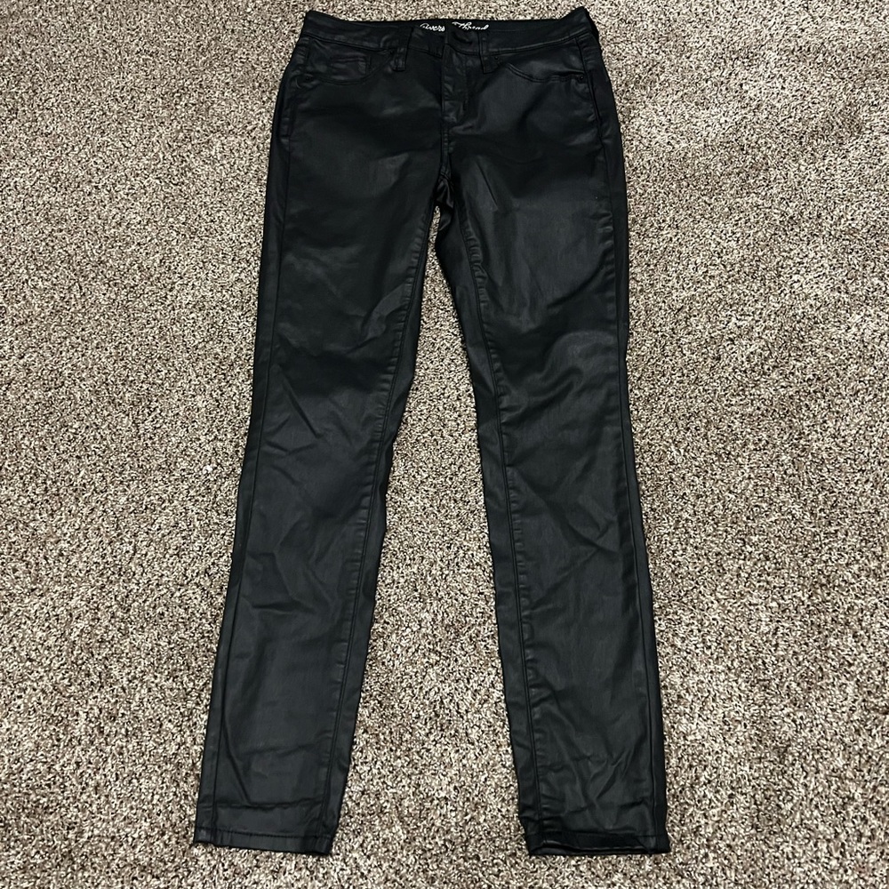 Universal Thread. Size 0/25R. Like New